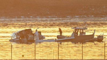Se ve parte de los restos mientras los botes de rescate buscan en las aguas del río Potomac después de que un avión que se aproximaba al Aeropuerto Nacional Reagan se estrellara en el río cerca de Washington, DC, el 30 de enero de 2025.&nbsp;