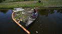 En un río de Nueva Orleans, Jack Bates, de la Osprey Initiative, recoge  basura atrapada por la firma Litter Gitter, una de numerosas iniciativas que tratan de evitar que los desechos plásticos lleguen a los océanos. Foto del 27 de mayo del 2022. 
