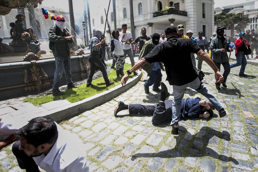 Un grupo chavista asaltó el parlamento venezolano la tarde de este miércoles&nbsp;