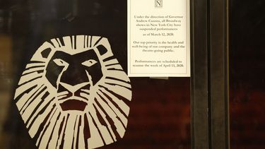 Un anuncio de la suspensi&oacute;n de todos los espect&aacute;culos de Broadway debido al coronavirus, pegado en la puerta del Minskoff Theatre donde The Lion King (El rey le&oacute;n) se hab&iacute;a estado presentando, el jueves 12 de marzo del 2020 en Nueva York.&nbsp;