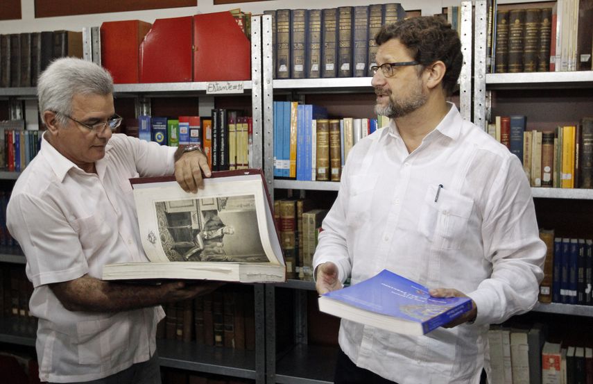 El director del&nbsp;Instituto&nbsp;de&nbsp;Historia&nbsp;de Cuba, Rene González Barrios, conversa con el embajador de&nbsp;España&nbsp;en Cuba, Juan José Buitrago.&nbsp;
