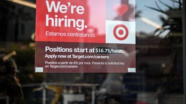 Letrero en busca de empleados en una tienda de la cadena Target.