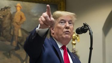 El presidente Donald Trump&nbsp;ofrece declaraciones&nbsp;en la Casa Blanca, Washington, jueves 9 de enero de 2020.