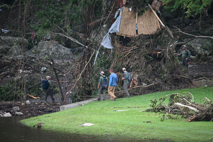 Rescatistas buscan a personas desaparecidas en medio de los escombros causados por las inundaciones en Texas, que han dejado al menos 109 fallecidos y 168 desaparecidos.&nbsp;