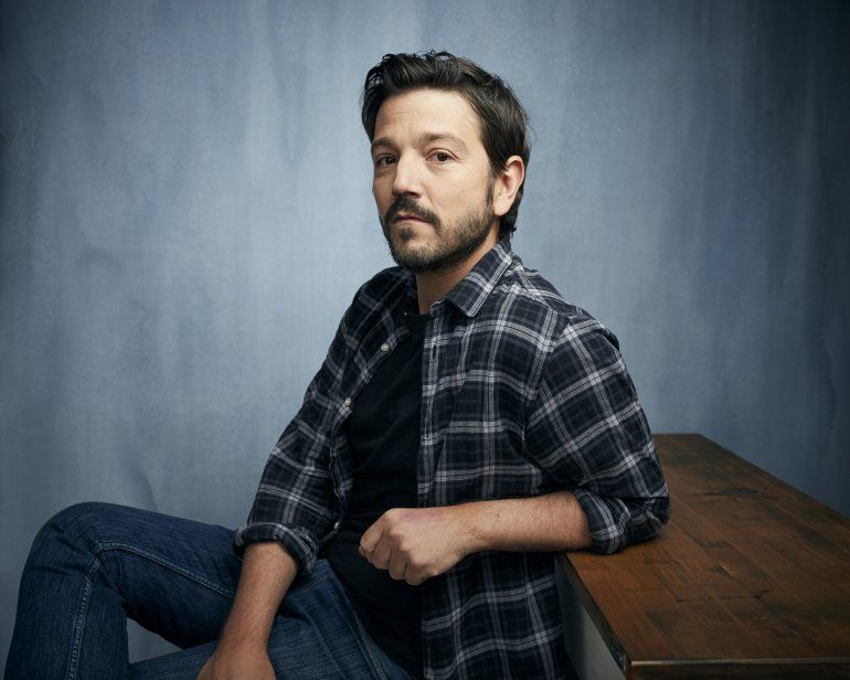 Diego Luna posa durante la promoción de la película 