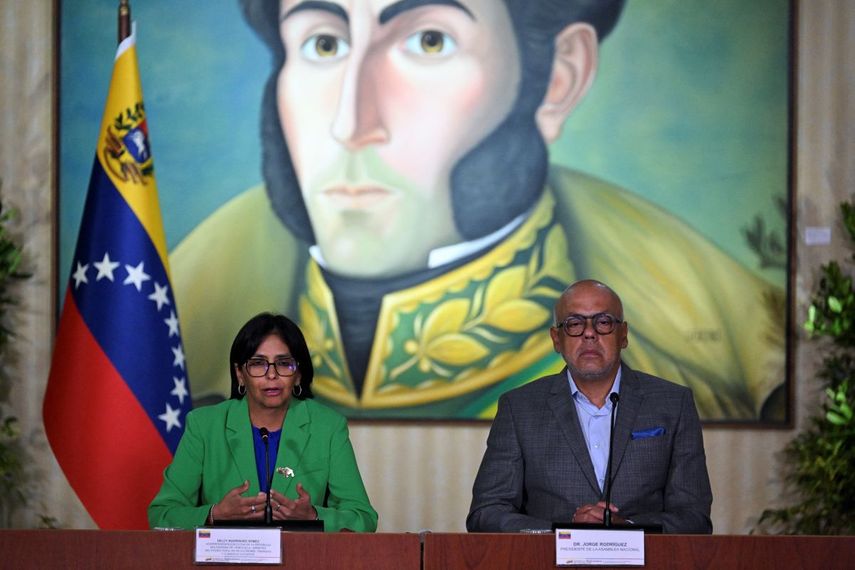 Delcy Rodríguez (izq.), habla junto a Jorge Rodríguez, durante una reunión de la Alta Comisión de la Guyana Esequiba en la sede del Ministerio de Relaciones Exteriores en Casa Amarilla, Caracas, el 11 de diciembre de 2023.&nbsp;