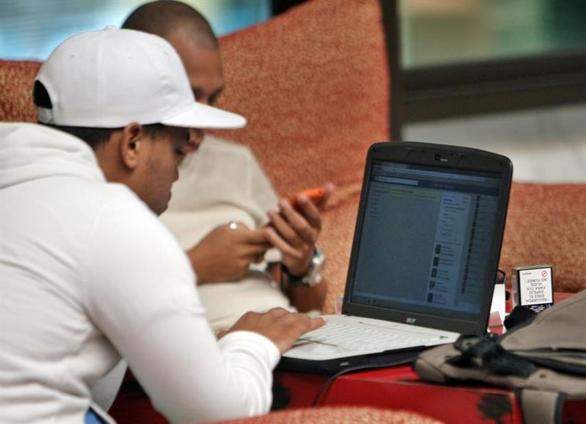 Fotografía del 30 de enero de 2015 donde se ve a dos jóvenes conectados a Internet en un hotel de La Habana, (EFE)