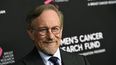 En esta foto del 28 de febrero de 2019, Steven Spielberg llega a la gala benéfica An Unforgettable Evening en Beverly Hills, California.
