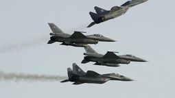 Aviones de combate MiG-29 de la fuerza aérea polaca vuelan en Radom, Polonia.