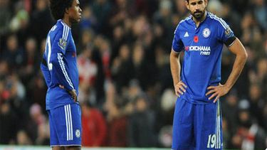Los jugadores del Chelsea no logran levantar cabeza en le Premier. (CORTESÍA)