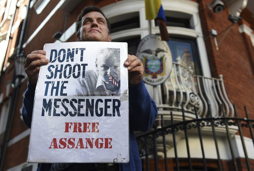 Un simpatizante del líder y fundador de WikiLeaks,&nbsp;Julian&nbsp;Assange, protesta ante la Embajada de Ecuador en Londres