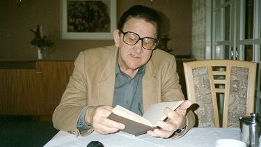 El autor de Fuera de juego lee sus textos durante una visita a Berlín, 1995. (LAYCEN CHUEY)