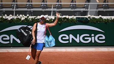 La australiana Ashleigh Barty abandona la cancha después de una lesión durante su partido de tenis de segunda ronda contra la polaca Magda Linette en el Roland Garros 2021