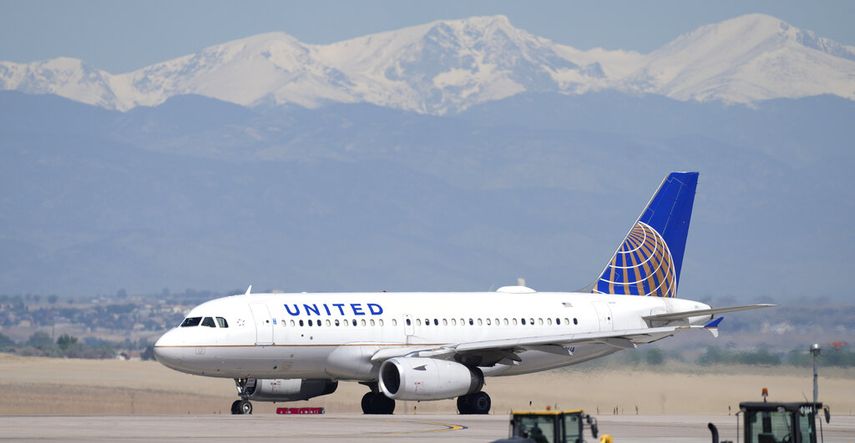 Un avión de pasajeros de United Airlines despega del Aeropuerto Internacional de Denver.