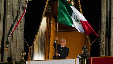 El presidente de México, Andrés Manuel López Obrador, ondea la bandera nacional tras el llamado Grito de Independencia que da comienzo a los festejos de la independencia mexicana.