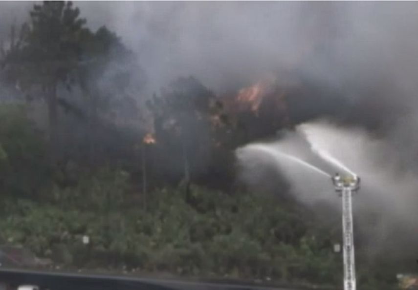 La propagación del fuego llevó a las autoridades a emitir una alerta sobre las zonas residenciales cercanas.