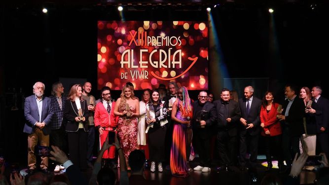 La cantante&nbsp; Lucrecia y los premiados en la edición 2025 de los Premios Alegría de Vivir, en el Teatro Luz de Gas, en Barcelona, España.&nbsp;