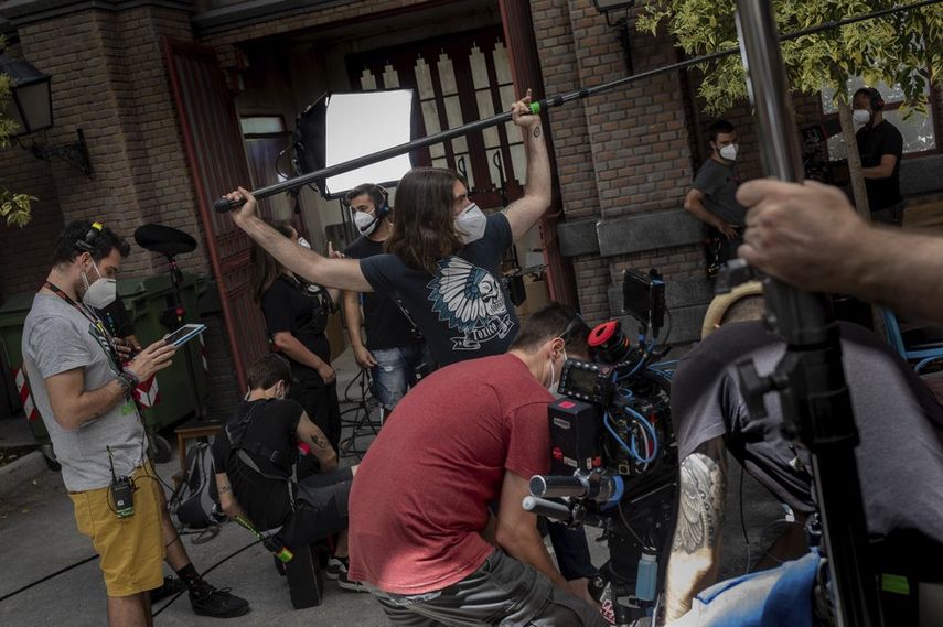 En esta foto del 18 de junio de 2020, personal t&eacute;cnico con m&aacute;scaras ensaya en el estudio de la telenovela espa&ntilde;ola Mercado Central en Boadilla del Monte, a las afueras de Madrid. Los primeros esfuerzos por producir telenovelas hispanoparlantes se hacen bajo nuevas medidas de salubridad en medio de la pandemia del coronavirus.&nbsp;