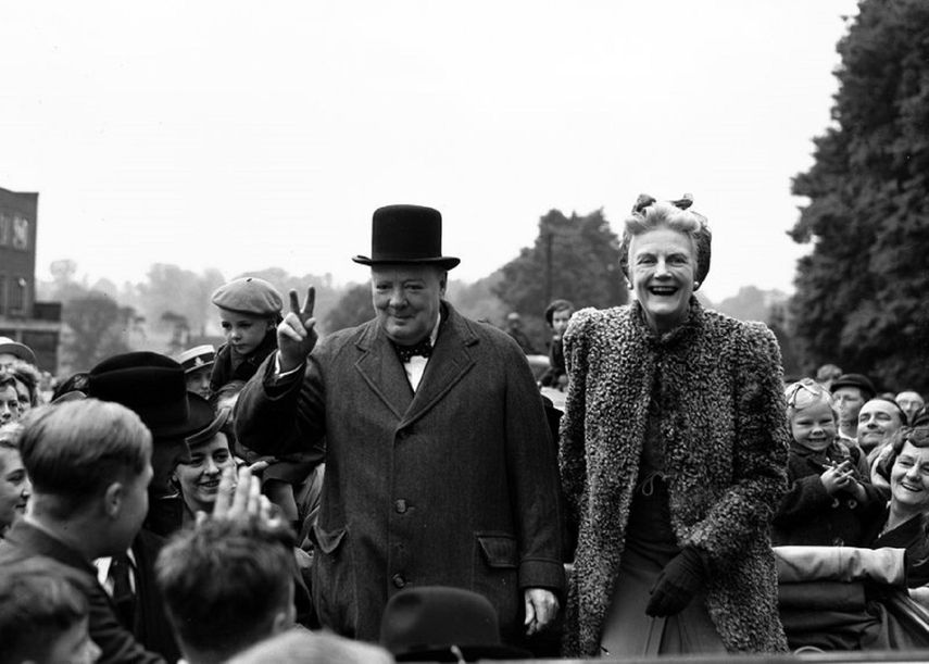 El exprimer ministro británico Winston Churchill junto a su esposa, Clementine Hozier.
