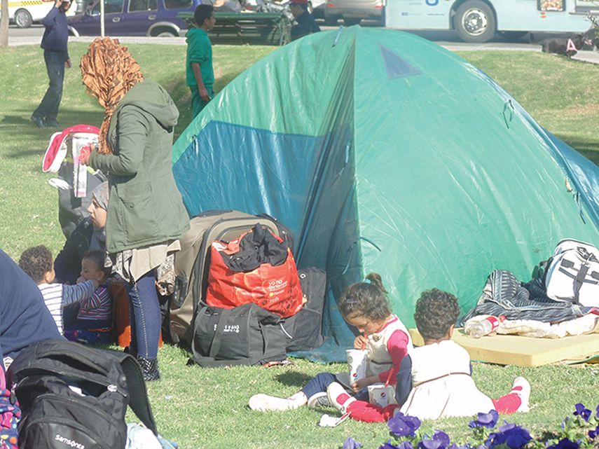 Cinco familias sirias, entre las cuales hay muchos niños, acamapanfrente a la sede del Gobierno en Montevideo. (FOTOS DINO CAPELLI)