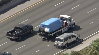 Las autoridades transportan una camioneta que estaría vinculada con el envío de paquetes sospechosos.&nbsp;
