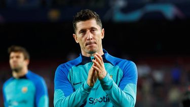 El polaco Robert Lewandowski, del Barcelona, aplaude a los aficionados tras la goleada que sufrió su equipo ante el Bayern Múnich en la Liga de Campeones, el miércoles 26 de octubre de 2022&nbsp;