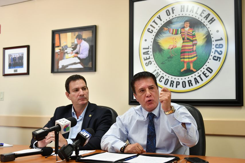 El alcalde de Hialeah, Carlos Hernández (der), junto al presidente del concejo de esa localidad, Luis González.&nbsp;