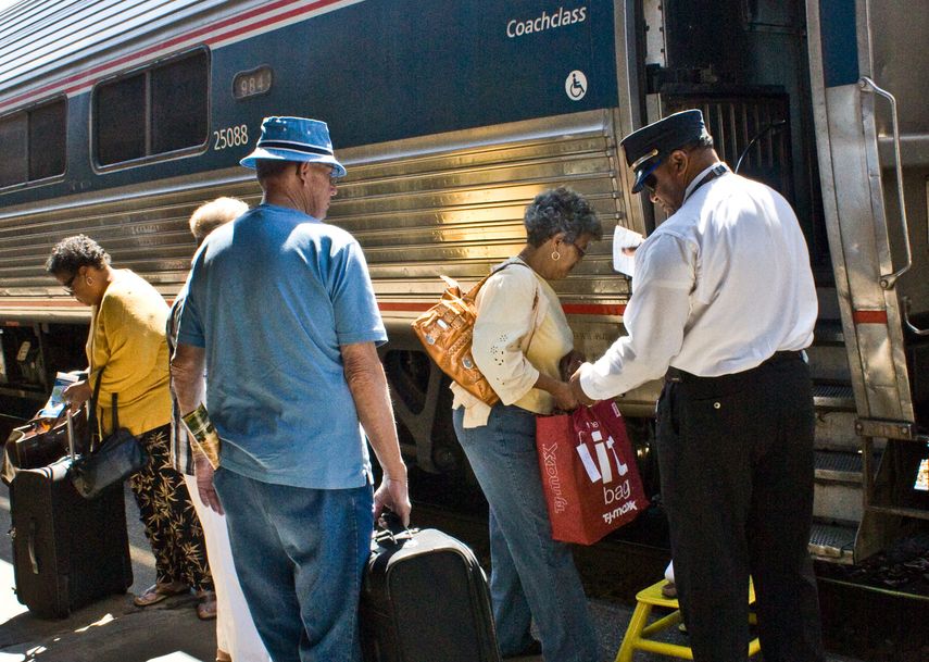 Foto de la página oficial de&nbsp;Amtrak donde se aprecian varios pasajeros abordando un tren.&nbsp;