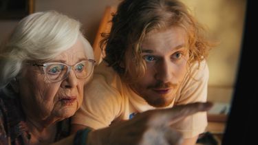 Inspirada en un hecho de la vida real, la historia nos presenta a Thelma (June Squibb), una abuela de 94 años que vive sola, se mantiene activa y posee un vínculo muy estrecho con su nieto Daniel (Fred Hechinger) con quien comparte todos los días