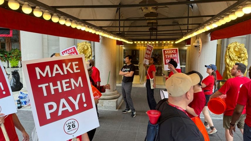 Trabajadores de hoteles en huelga protestan afuera del hotel Fairmont Copley Plaza, el domingo 1 de septiembre de 2024, en Boston.
