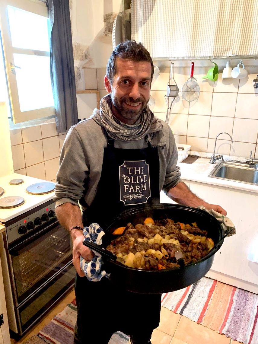 Giannis Bouleros tiene una granja en la parte occidental de la isla y junto a su esposa ofrece menúes locales para turistas. 