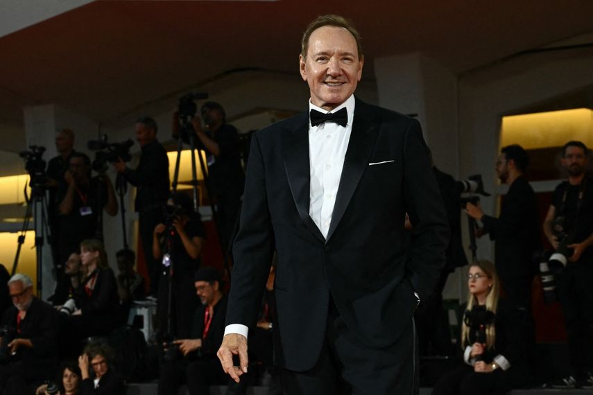 El actor estadounidense Kevin Spacey asiste a la alfombra roja de la película Father Mother Sister Brother, presentada en competición en el 82.º Festival Internacional de Cine de Venecia, en el Lido de Venecia el 31 de agosto de 2025.