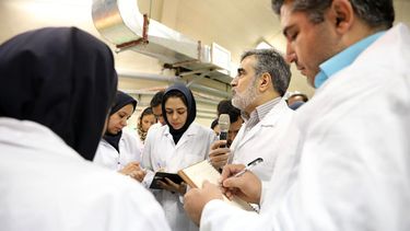 En esta imagen, distribuida por la Organización de la Energía Atómica de Irán, el vocero del departamento, Behrouz Kamalvandi (centro), informa a los medios de comunicación durante una visita a la planta nuclear de Fordo, cerca de Qom, en el sur de Teherán, Irán, el 9 de noviembre de 2019. 