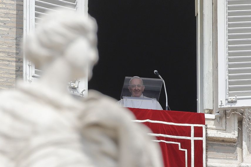 El papa Francisco llega para la oración del Angelus a la ventana de su estudio con vistas a la Plaza de San Pedro, en el Vaticano, el domingo 1 de septiembre de 2019.