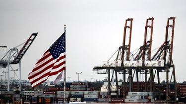 Una bandera estadounidense ondea este lunes en el puerto de Los Ángeles, California.&nbsp;