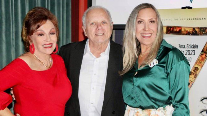 Lupita Ferrer, Orlando Urdaneta, e Indira Leal, durante uno de los eventos de Cinema Venezuela 2023.