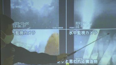 Un vocero de Tokyo Electric Power Company Holdings (TEPCO) muestra las imágenes tomadas por una sonda robótica en el interior de uno de los tres reactores de la planta nuclear de Fukushima afectados por el tsunami que destrozó la planta, en una conferencia de prensa en la sede de la empresa, en Tokio, el 4 de abril de 2023.&nbsp;