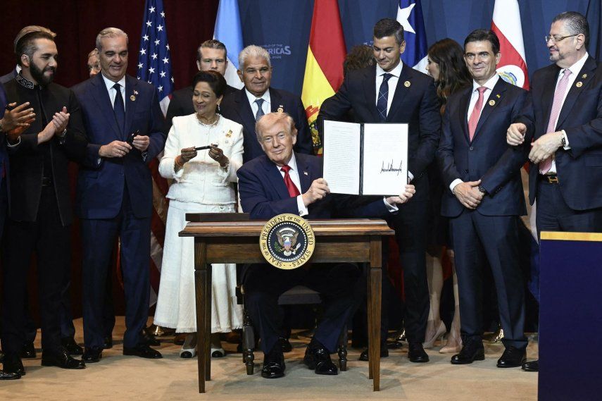 El presidente de Estados Unidos, Donald Trump, sostiene una proclamación recién firmada en la Cumbre Escudo de las Américas en Trump National Doral en Miami, Florida, el 7 de marzo de 2026.