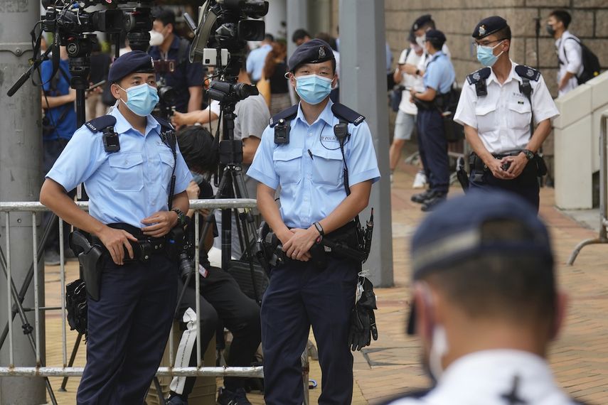 Agentes de policía montan guardia frente a un tribunal en Hong Kong, 30 de julio de 2021, donde el activista por la democracia Tong Ying-kit fue condenado a nueve años de prisión por violar la ley de seguridad.&nbsp;