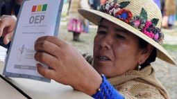 Una mujer indígena aymara emite su voto en una estación de votación durante las elecciones judiciales en Laja, Bolivia, el 15 de diciembre de 2024. 