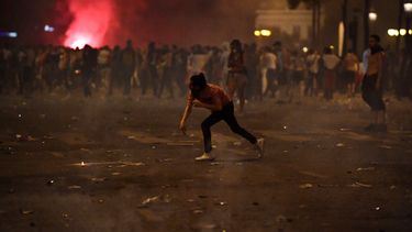 Las calles francesas terminaron como un campo de batalla luego de la celebración.