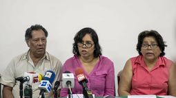 De izquierda a derecha: Wilfredo Suazo, Brenda Gutiérrez y Liliam Ruiz, familiares de presos políticos del régimen de Daniel Ortega, que respaldan la decisión de la Alianza Cívica de no participar en la negociaciones en Nicaragua.