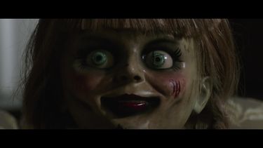 Aunque los Warren (Farmiga y Wilson) han encerrado a Annabelle en una vitrina bajo llave en el sótano de su casa, esta muñeca demoníaca consigue liberarse y vuelve a sembrar el terror allá por donde pasa.