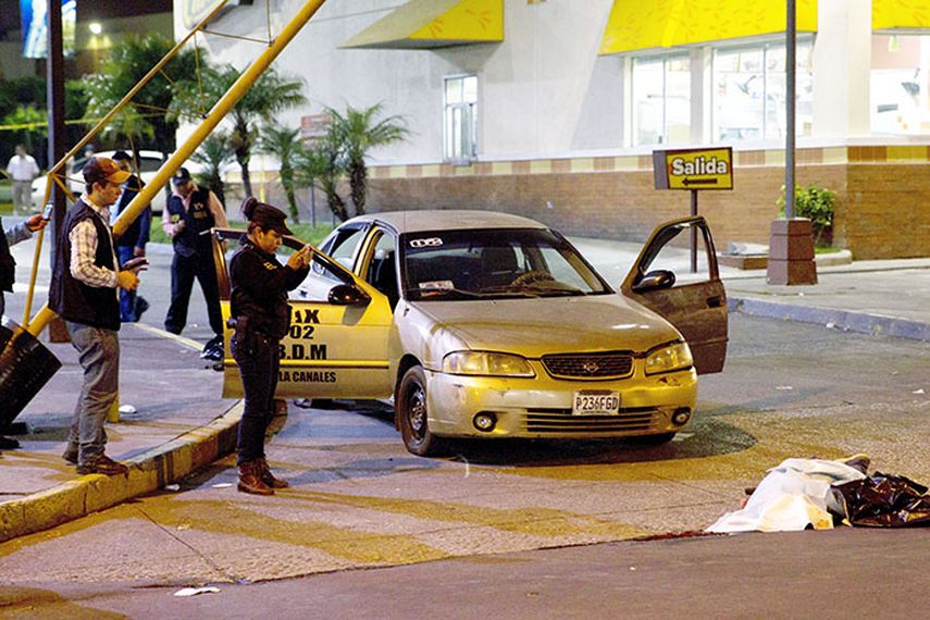 Escena del crimen donde dos supuestos delincuentes fueron abatidos por agentes de Policía. (EFE)