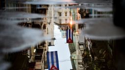 Banderas cubanas reflejadas en el agua en una calle de La Habana, Cuba, en octubre de 2021.       