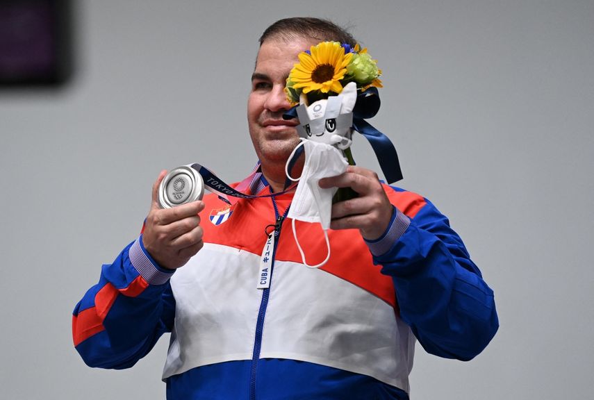 Leuris Pupo, medallista de plata de Cuba, subió al podio para la ceremonia de la victoria de la final masculina de pistola de tiro rápido de 25 metros durante los Juegos Olímpicos de Tokio 2020