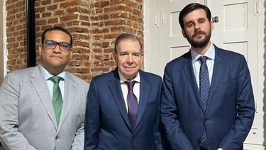 El presidente electo de Venezuela, Edmundo González Urrutia, junto a Juan Pappier, subdirector de la División de las Américas Human Rights Watch, y el abogado del Comando con Venezuela Tomás Arias