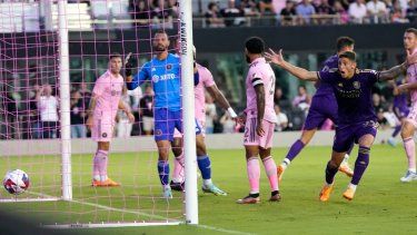 El delantero de Orlando City, Gastón González, a la derecha, reacciona cuando el balón supera al portero de Inter Miami, Drake Callender, a la izquierda, para un gol anotado por el delantero de Orlando City, Ercan Kara, que no se muestra, durante la primera mitad de un partido de fútbol de la MLS, el sábado 20 de mayo. de 2023, en Fort Lauderdale, Florida&nbsp;