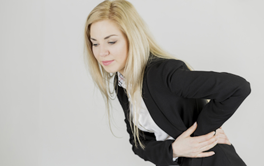 De pronto uno siente un dolor en la zona baja de la espalda que parece bloquear cualquier movimiento. ¡Lumbalgia!