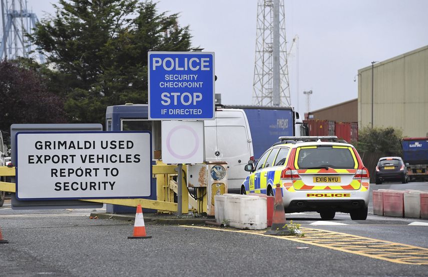 Un coche de la polic&iacute;a entra al puerto de Tilbury, a donde se cree que lleg&oacute; un contenedor de mercanc&iacute;as con 39 personas a bordo, cerca de Grays, Inglaterra, el 25 de octubre de 2019.&nbsp;